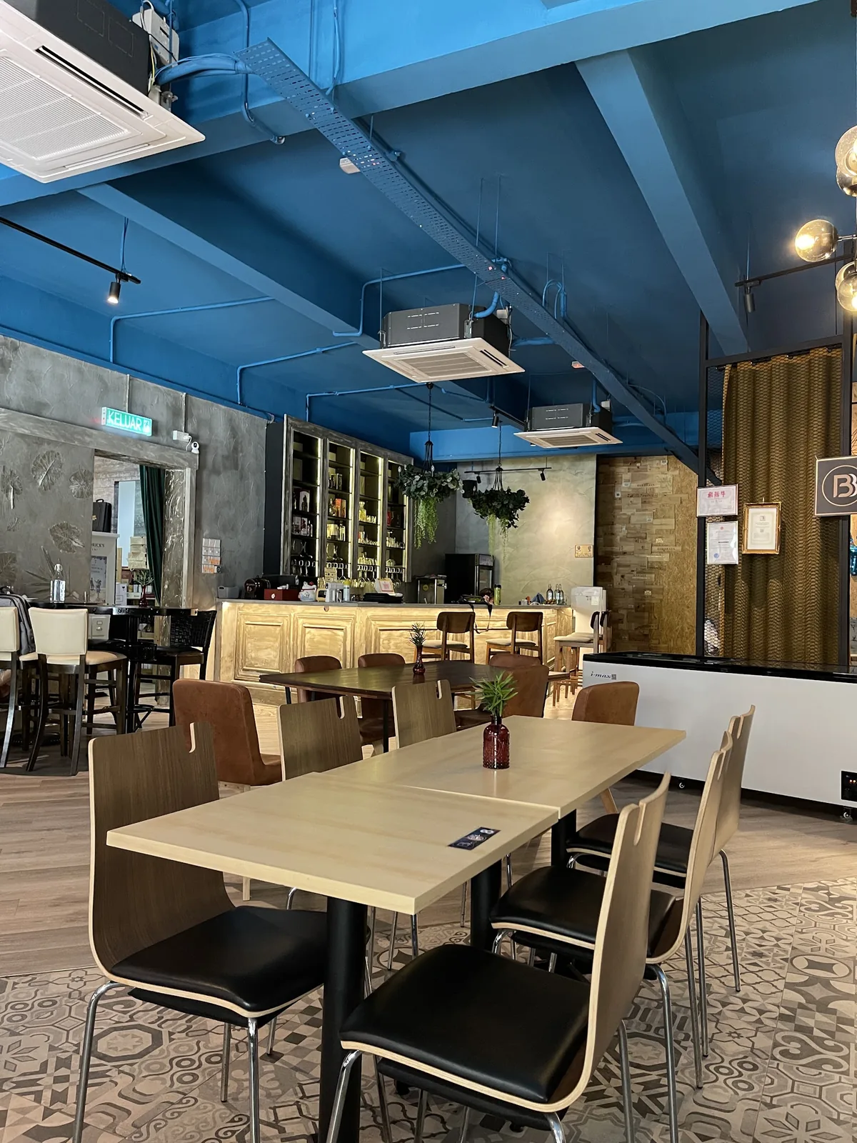 Booze House | Wine • Liquor • Restaurant & Retail Store
